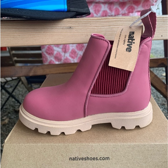 Native Kensington Rubber Boot in Dust Pink - Picture 1 of 1